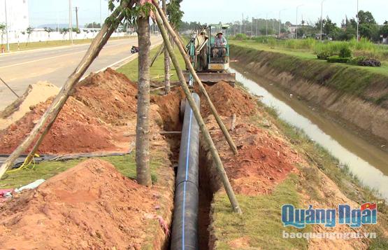 Công nhân Công ty cấp nước thi công đường ống cấp nước cho KCN VSIP Quảng Ngãi. ẢNH: PV