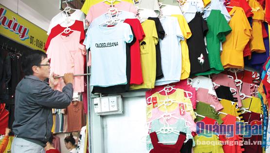  Quần áo may sẵn của Việt Nam bán tại chợ mới Quảng Ngãi.