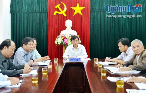 Phó Chủ tịch UBND tỉnh Phạm Trường Thọ tiếp công dân để giải quyết khiếu nại, tố cáo.