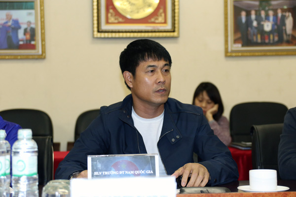 HLV Hữu Thắng làm việc với lãnh đạo VFF.