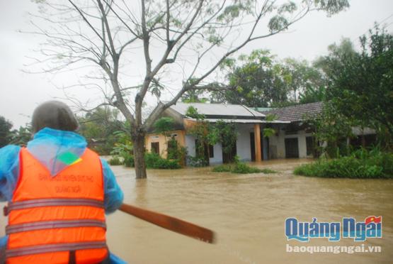 Hàng trăm nhà ở xã Phổ Minh bị ngập lụt