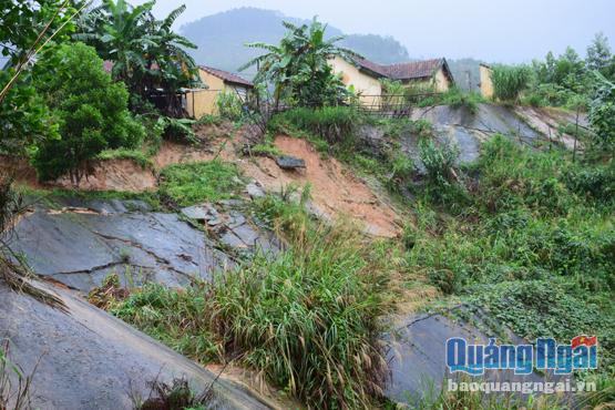 Điểm sạt lỡ núi ảnh hưởng đến nhà dân tại Khu Tái định cư Anh Nhoi 2, xã Sơn Long.