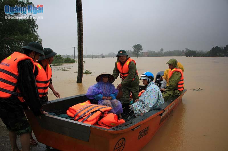 ca nô và xe của Bộ Chỉ huy quân sự tỉnh đã đưa bà Huỳnh Thị Huyến đến Bệnh viện huyện Mộ Đức để cấp cứu kịp thời. 