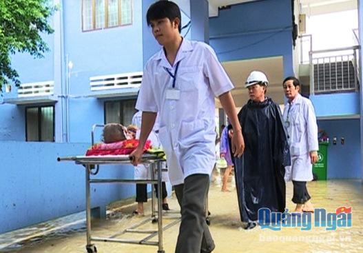 Y bác sĩ của Bệnh viện Đa khoa Quảng Ngãi di dời bệnh nhân đến các khoa, phòng khô ráo hơn