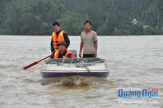 Tiếp cận vùng lũ bị chia cắt nhiều ngày qua