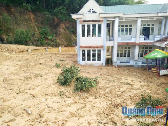 Hàng ngàn mét khối đất đá đổ tràn vào Trường tiểu học Sơn Nham và làm đổ sập nhà công vụ dành cho giáo viên.                                     Ảnh: M.Hạ