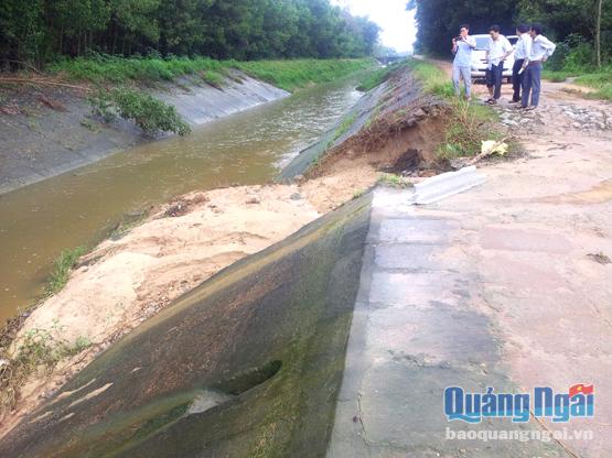 Bờ kênh B2 Núi Ngang bị vỡ.