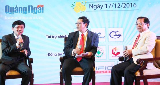  Bí thư Tỉnh ủy Lê Viết Chữ (bìa phải) và Chủ tịch UBND tỉnh (bìa trái) giao lưu, trả lời một số cơ chế chính sách thu hút đầu tư mà doanh nhân Quảng Ngãi tại TP.Hồ Chí Minh quan tâm.