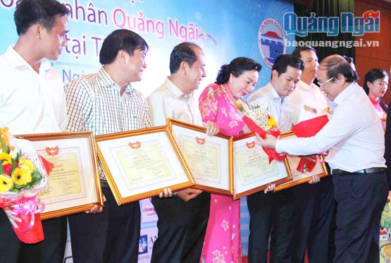 Phó Bí thư Thường trực Tỉnh ủy Nguyễn Thanh Quang trao Bằng khen của UBND tỉnh cho các doanh nhân có nhiều đóng góp xây dựng Quảng Ngãi.