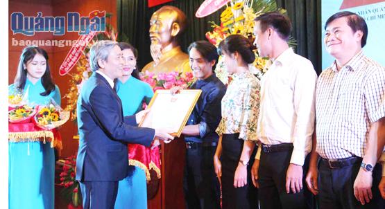  Chủ tịch Ủy ban MTTQVN tỉnh Lê Quang Thích (ảnh 12) trao Bằng khen của UBND tỉnh và Bằng khen của Ủy ban MTTQVN tỉnh cho các doanh nhân có nhiều đóng góp xây dựng Quảng Ngãi.