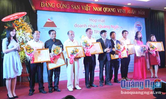  Chủ tịch HĐND tỉnh Bùi Thị Quỳnh Vân trao Bằng khen của UBND tỉnh cho các doanh nhân có nhiều đóng góp xây dựng Quảng Ngãi.