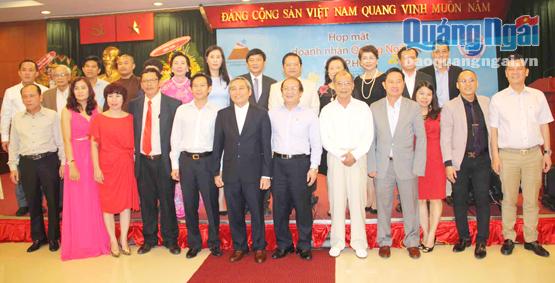 Lãnh đạo tỉnh chụp ảnh lưu niệm với các thành viên CLB Doanh nhân Quảng Ngãi tại TP.Hồ Chí Minh.