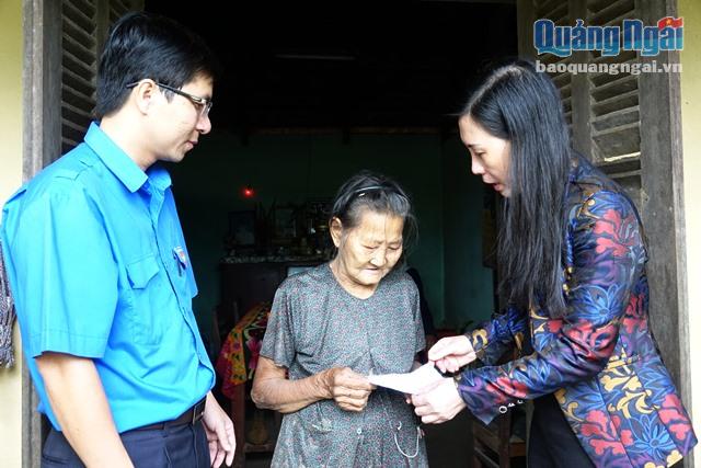 Ủy viên Dự khuyết TƯ Đảng, Chủ tịch HĐND tỉnh Bùi Thị Quỳnh Vân thăm hỏi, tặng quà cho bà con vùng lũ