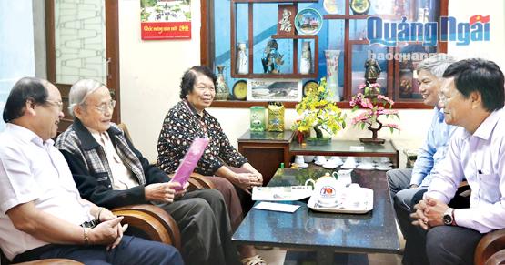 Phó Bí thư Thường trực Tỉnh ủy Nguyễn Thanh Quang (đầu tiên bên trái) thăm hỏi, tặng quà nguyên Chủ tịch UBND tỉnh Trần Cao Minh.                        ảnh: BS