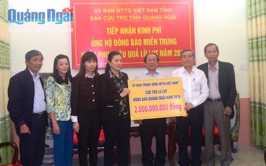 Trao 2 tỷ đồng hỗ trợ người dân vùng lũ Quảng Ngãi