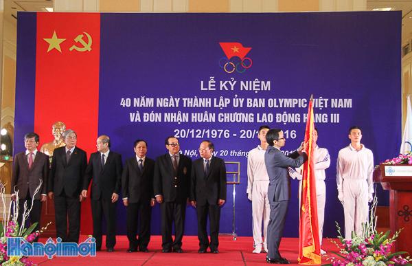  Phó Thủ tướng Vũ Đức Đam trao Huân chương Lao động hạng Ba cho Ủy ban Olympic Việt Nam.