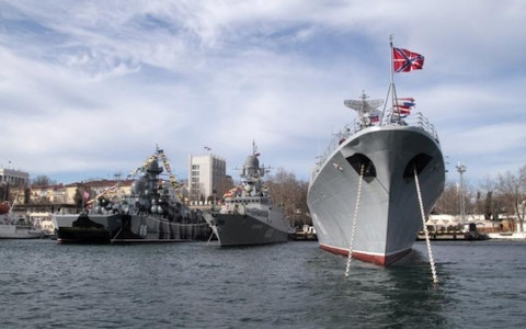 Tàu chiến Nga tại cảng Sevastopol, Crimea. Ảnh: Reuters