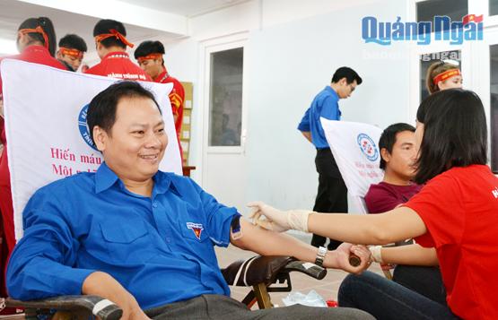 Tuổi trẻ Sở GTVT Quảng Ngãi tham gia hiến máu tình nguyện.