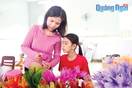 Trẻ khiếm thính được dạy nghề làm hoa voan tại Trung tâm Nuôi dạy trẻ khuyết tật Võ Hồng Sơn.