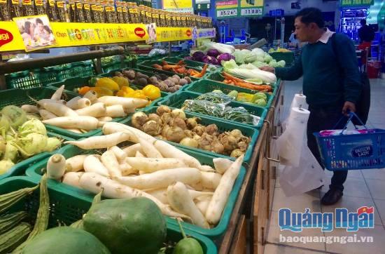Nhiều người chọn đến siêu thị để mua rau xanh nhằm giảm  bớt chi tiêu cho mặt hàng này