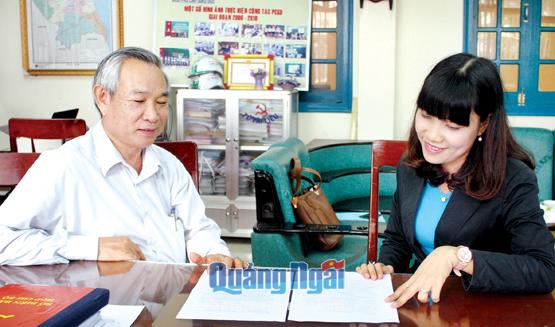 Giáo viên Trường THCS Trần Hưng Đạo trao đổi cách soạn câu hỏi với lãnh đạo nhà trường.