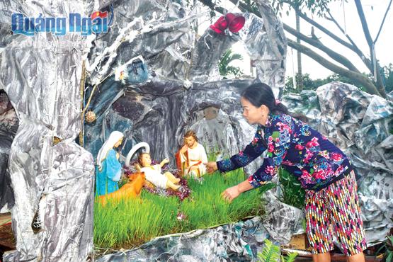 Giáo dân ở Giáo họ Nghĩa Lâm tự tay chuẩn bị hang đá, máng cỏ để chào đón mùa Giáng sinh.    