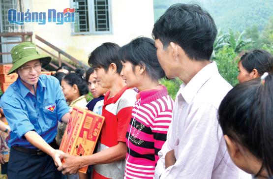 Phó Bí thư Tỉnh đoàn, Chủ tịch Hội LHTN Việt nam tỉnh Đặng Minh Thảo tặng quà cho người dân vùng lũ Nghĩa Hành. 