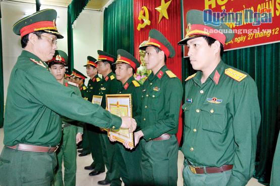 Trung tướng Trần Quang Phương tặng danh hiệu “Đơn vị Quyết thắng” của Bộ Tư lệnh Quân khu 5 cho các tập thể có thành tích xuất sắc.                                                            Ảnh: Xuân Thiên