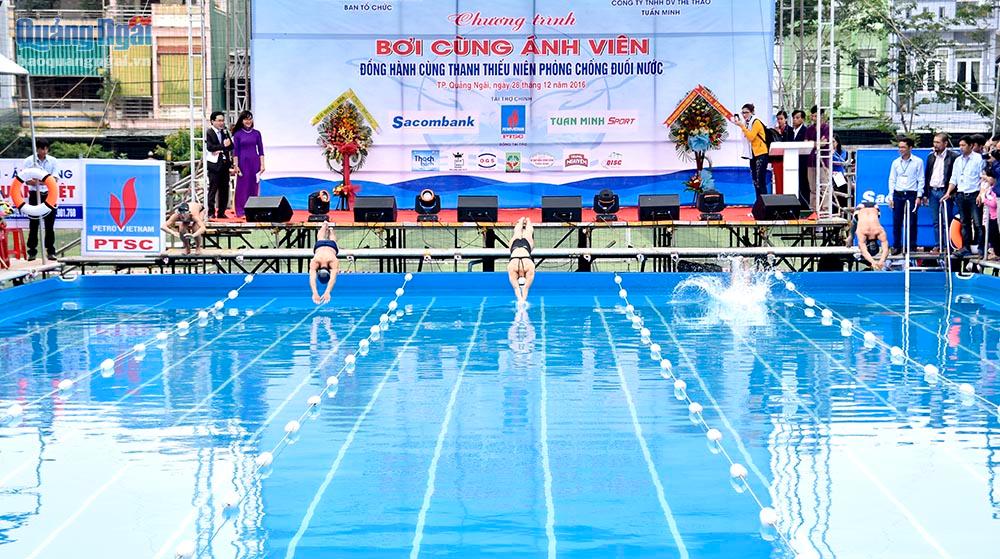 Các em học sinh trường năng khiếu TDTT Quảng Ngãi tham gia bơi cùng VĐV Ánh Viên
