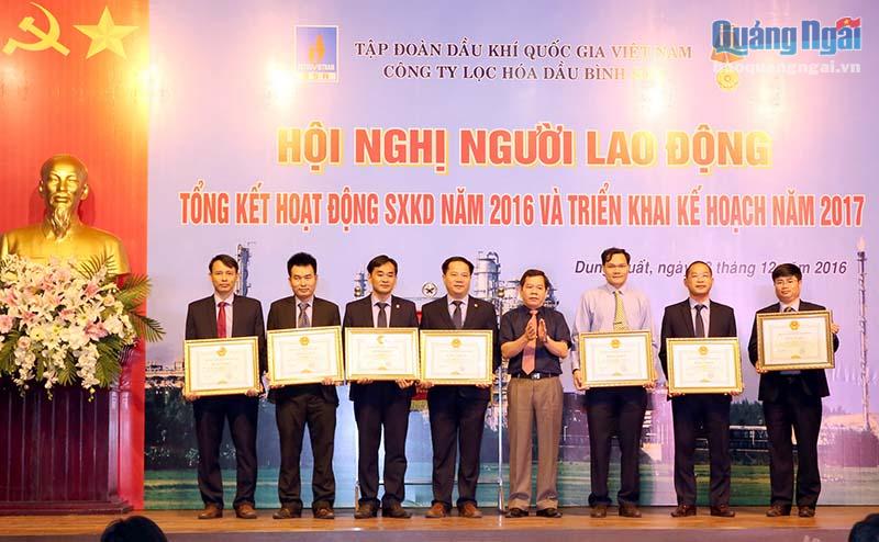 Phó Chủ tịch UBND tỉnh Đặng Văn Minh tặng Bằng khen cho các cá nhân BSR