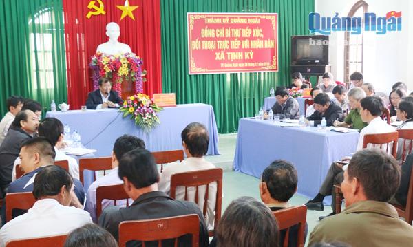 Bí thư Thành ủy Nguyễn Tăng Bính tiếp xúc, đối thoại với nhân dân xã Tịnh Kỳ.