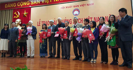 BTC trao giải cho các tác giả nhận giải thưởng Sách Việt Nam 2016. Nguồn: tuyengiao.vn