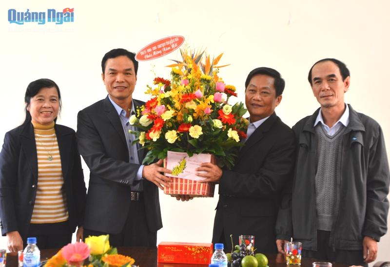 Phó Chủ tịch UBND tỉnh Đặng Ngọc Dũng tặng hoa chúc mừng cán bộ, công chức Sở Tài chính.