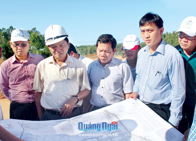 Chủ tịch UBND tỉnh Trần Ngọc Căng kiểm tra tình hình triển khai các dự án ở KKT Dung Quất.                                                                                                          ẢNH: PHạM DANH
