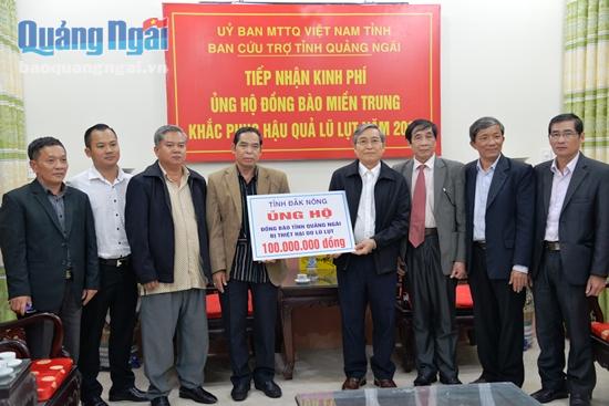 Đoàn công tác của tỉnh Đăk Nông trao 100 triệu đồng hỗ trợ nhân dân vùng lũ Quảng Ngãi