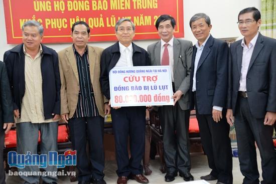 Dịp này, Hội đồng hương Quảng Ngãi tại Hà Nội cũng trao 80 triệu đồng nhằm góp phần ổn định cuộc sống cho người dân bị lũ lụt