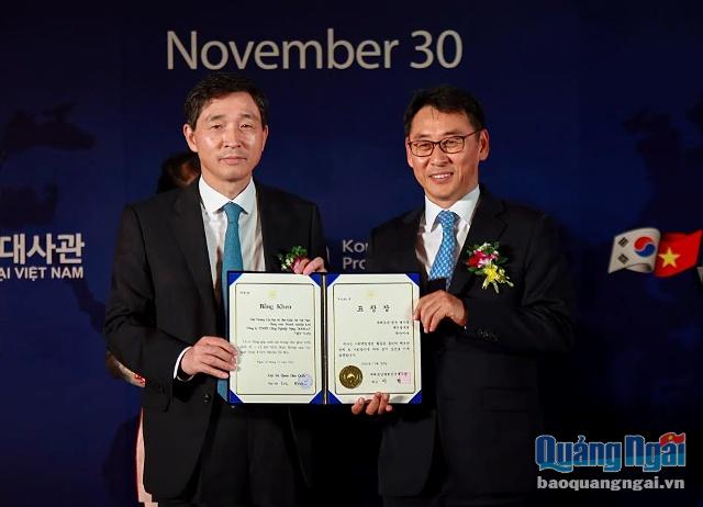 Yeon In Jung, TGĐ Doosan Vina nhận giải thưởng Trách nhiệm Xã hội từ Đại sứ hàn Quốc tại Việt Nam Lee Hyuk