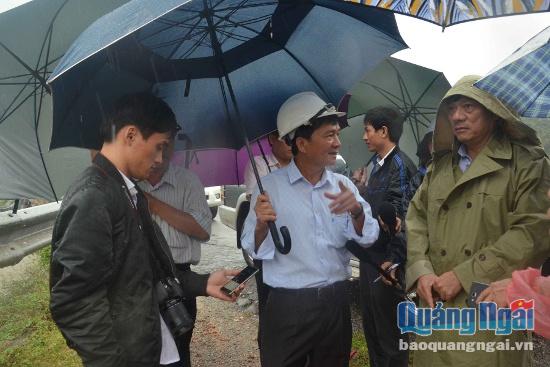 Chủ tịch UBND tỉnh Trần Ngọc Căng thị sát tình hình mưa lũ tại huyện Tư Nghĩa. Ảnh: Phạm Linh.