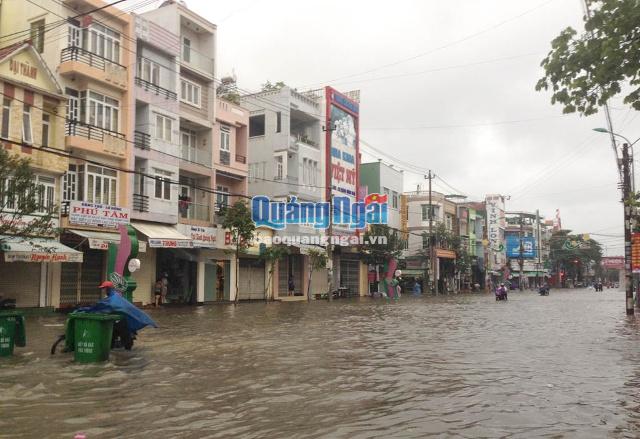 Nhiều tuyến đường chính ở TP.Quảng Ngãi, sáng 15.12 đã biến thành sông. Ảnh: Bá Sơn