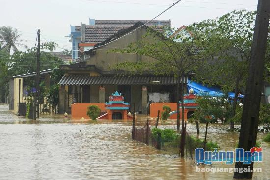 Đường giao thông nông thôn ở thôn vùng 5, xã Phổ Thuận ngập trong lũ.