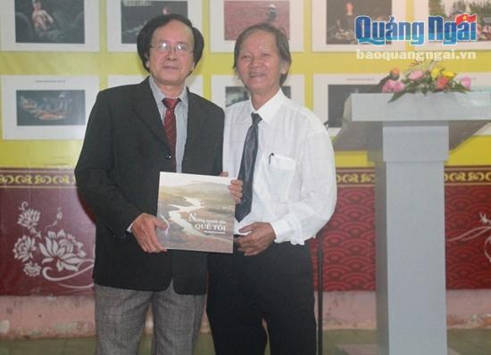 Nghệ sĩ nhiếp ảnh Nguyễn Văn Đảnh trao bặng bộ sách ảnh cho Trung tâm văn hóa tỉnh.