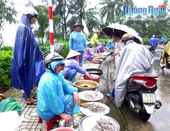 Nằm ở một góc bờ Bắc, sông Trà, thuộc phường Trương Quang Trọng (TP.Quảng Ngãi), chợ cá nhỏ này ngày thường bán đầy đủ các loại cá, hải sản biển. Tuy nhiên, những ngày lũ vừa qua, nơi đây thường bán các loại đồng được thu mua từ người dân kéo vó.