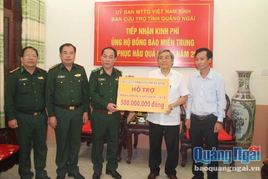 Bộ Tư lệnh BĐBP trao hỗ trợ 500 triệu giúp người dân Quảng Ngãi khắc phục hậu quả lũ lụt
