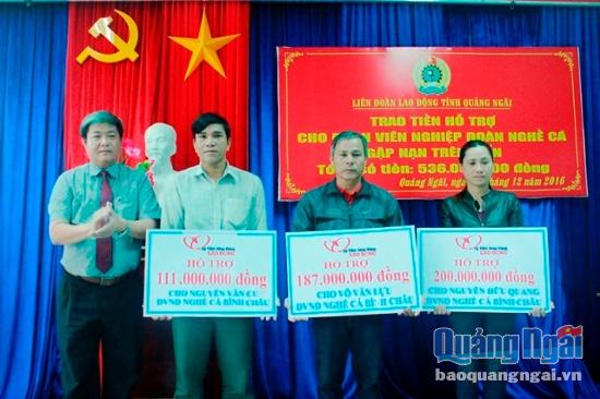 Chủ tịch Liên đoàn lao động tỉnh trao tiền hỗ trợ cho các ngư dân.