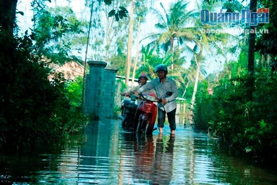 Nước ngập khắp các xóm làng, việc đi lại của người dân gặp nhiều trở ngại.