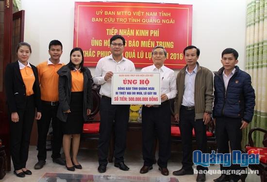 Chủ tịch Ủy ban MTTQ Việt Nam tỉnh Lê Quang Thích tiếp nhận nguồn hỗ trợ từ LienVietPostBank.