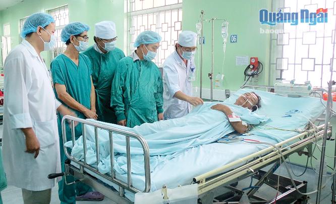 Giám đốc Sở Y tế Nguyễn Tấn Đức (thứ hai bên phải) cùng ê kíp cứu sống bệnh nhân Lê Ngọ.                                         Ảnh: K.N