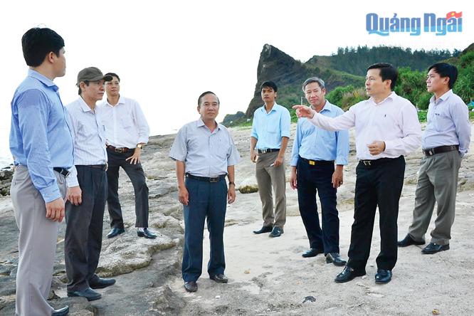 Phó Bí thư Tỉnh ủy, Trưởng Ban Chỉ đạo phát triển Lý Sơn Trần Văn Minh (thứ 2 bên phải ) thị sát các điểm du lịch trên đảo Lý Sơn. ẢNH: X.T