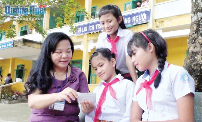 Hơn 25 năm qua, cô giáo Dương Thị Thu Hà đã có nhiều cống hiến, đóng góp đáng kể vào sự phát triển giáo dục miền núi. ẢNH: B.H