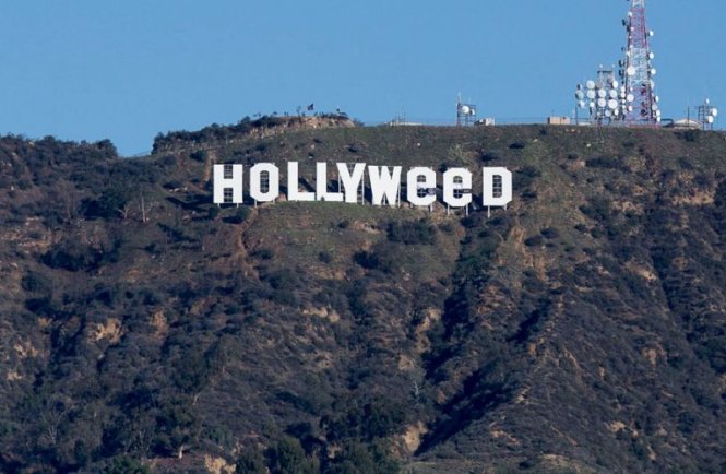 Biểu tượng Hollywood bị chỉnh sửa thành Hollyweed - Ảnh: AFP